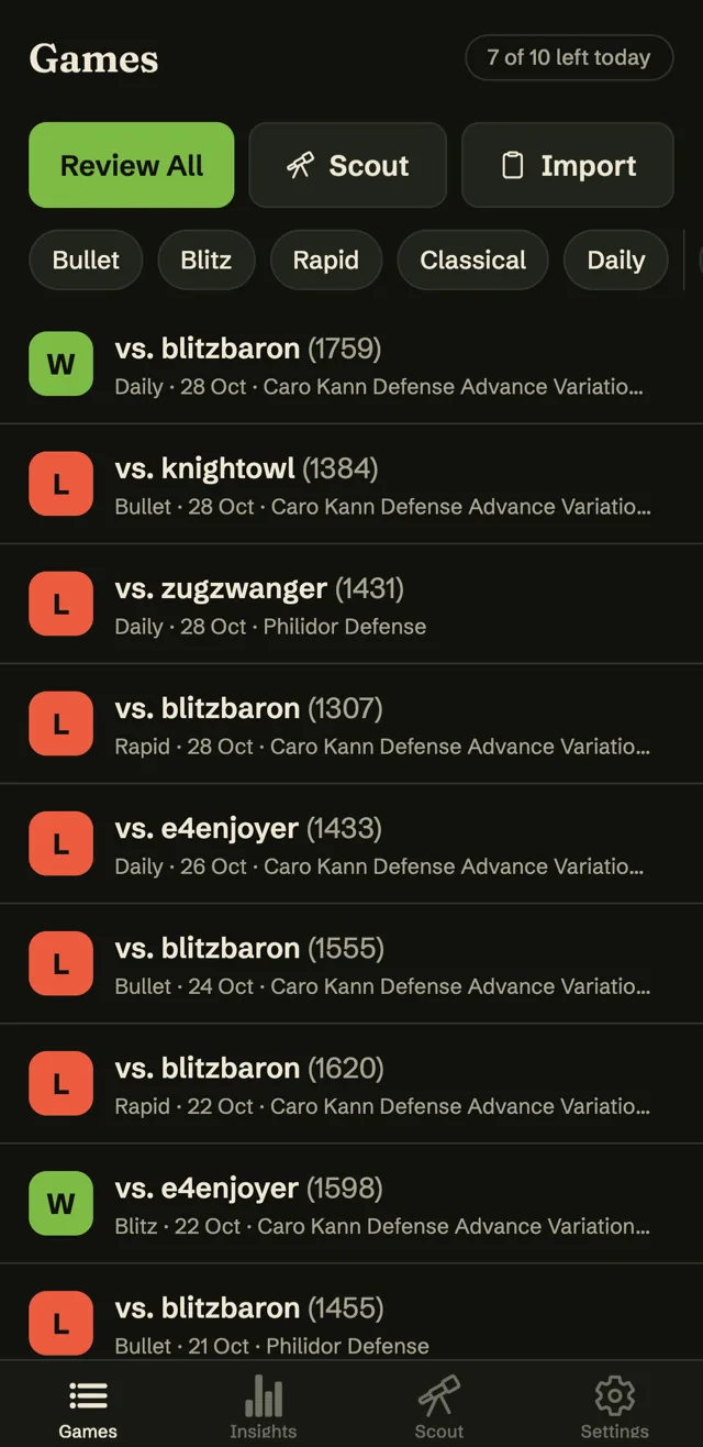 La lista de partidas de la app para una cuenta de chess.com: resultados, rivales, controles de tiempo y aperturas, con Analizar todas, Scout e Importar